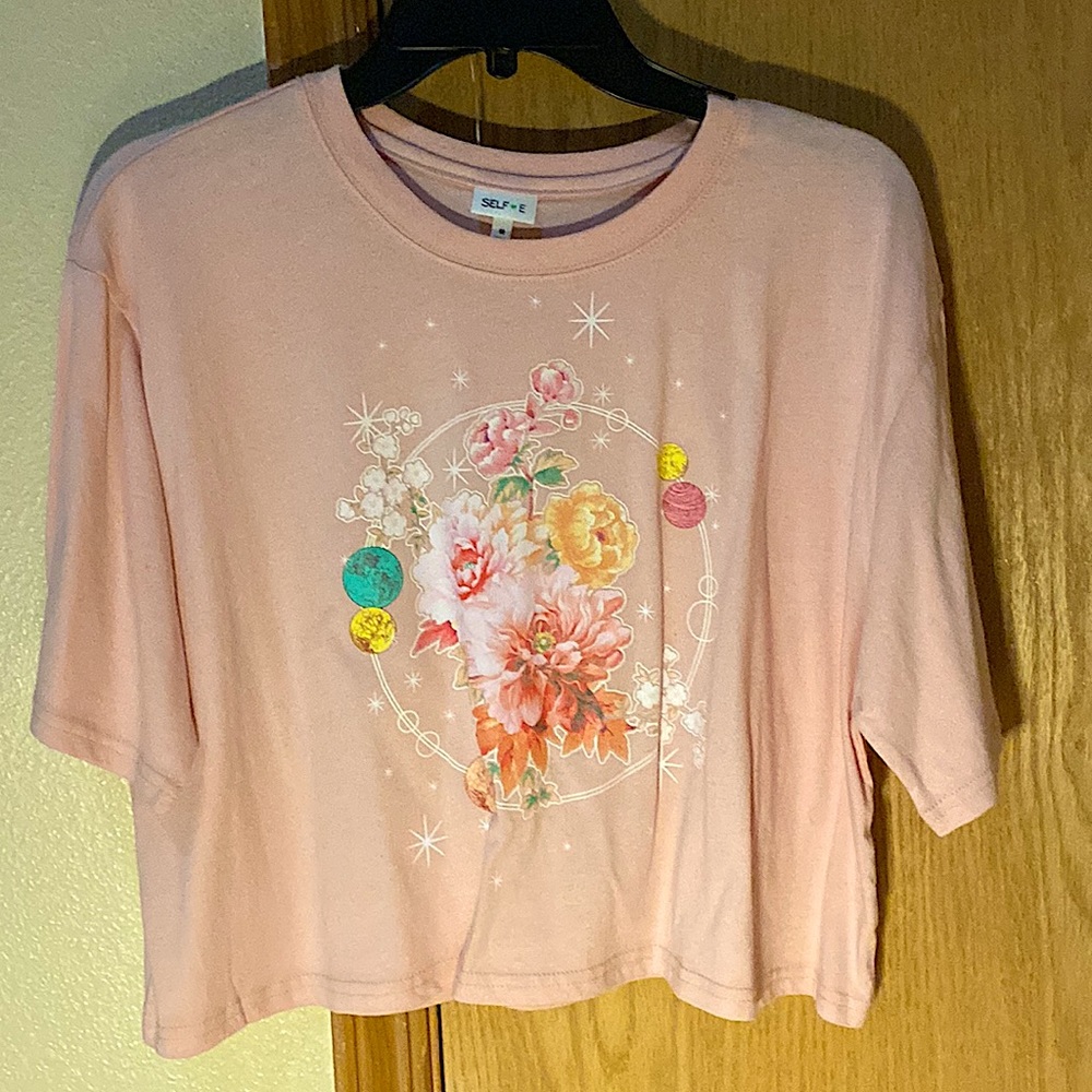 Graphic cropped tee(not too cropped,can only see stomach if you raise your arms)